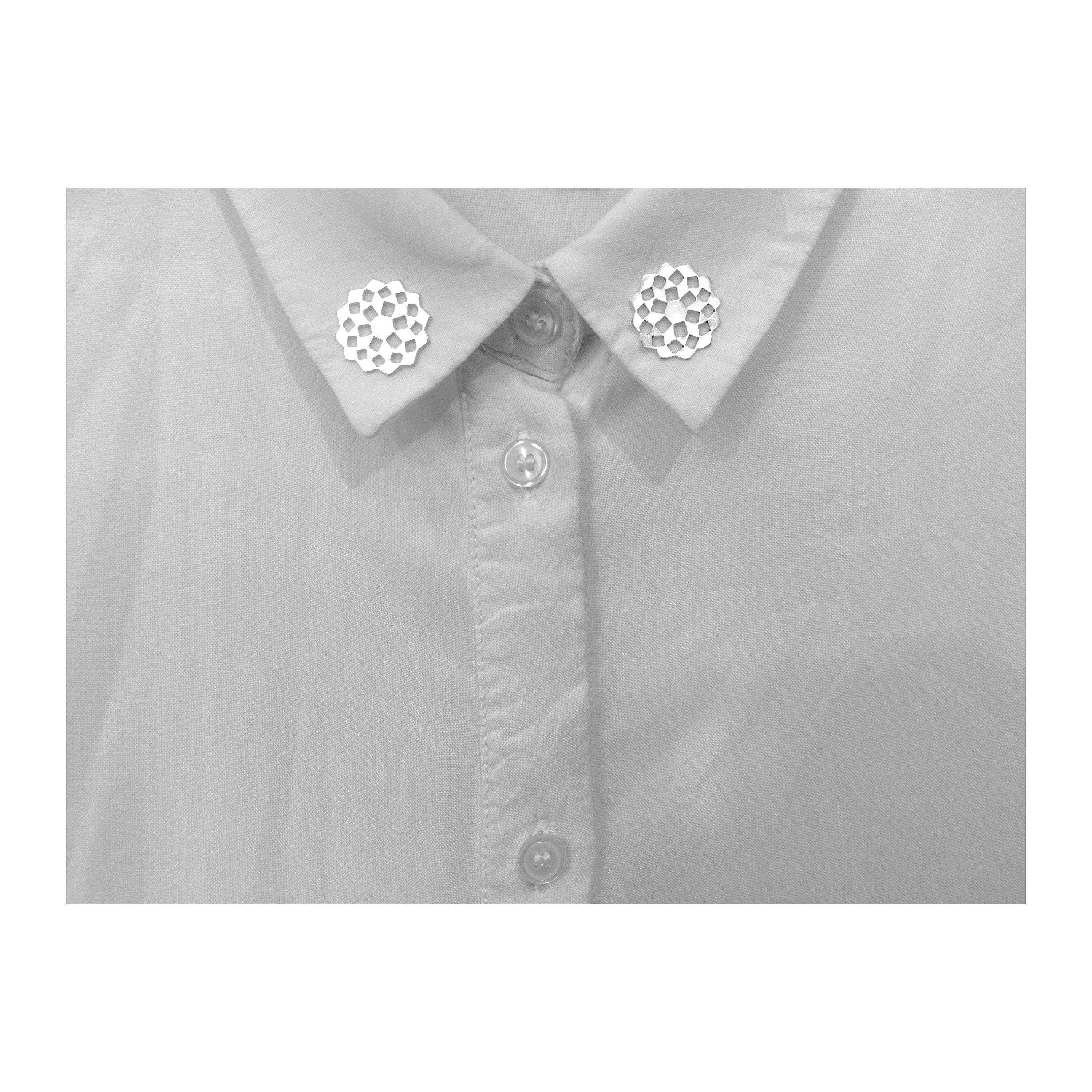 סיכת דש או לצעיף, סיכה לעניבה או לצוארון מכסף סטרלינג בעיצוב יחודי של חיתוכים גיאומטריים בהשראת משרביות עבודת יד 925 סיכת כפתור פתית שלג מנדלה
מתנה לברמן תכשיטי ברמנים