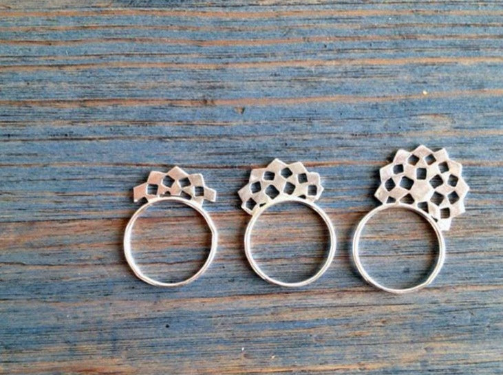 סט אוסף טבעות כסף דקות עם דוגמה תלת ממדית חיתוך גיאומטרי מודרני עיצוב אדריכלי טבעות צל דוקרן הגנה עצמית קונטור משרביה 925 עבודת יד עיצוב ישראלי