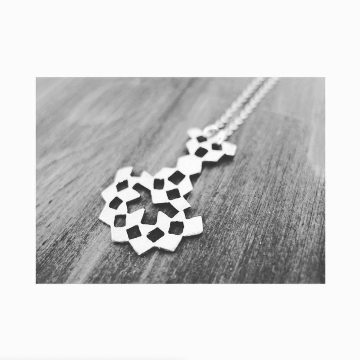 סטרלינג 925 תכשיטים אונליין תליון כסף קטן עדין גיאומטרי מודרני מניפה חיתוכים משרביה עבודת יד עיצוב אדריכלי תכשיטי מעצבים