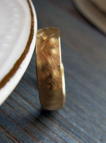  טבעות לחתונה טבעת נישואים טבעת נישואים לגבר מזהב 14 18 קרט עבודת יד, טבעת מעצבים טקסטורה מיוחדת מרוקעת שריטות