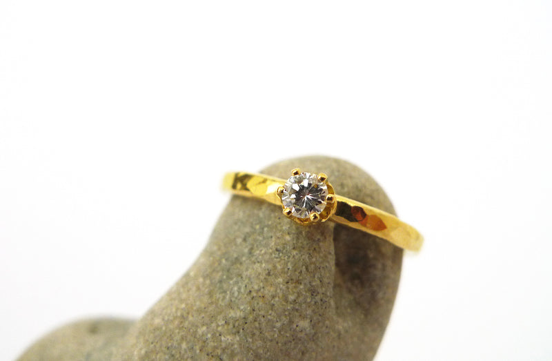מתחתנים טבעת יהלום יחודית מרשימה מרוקעת מזהב 18 קרט בעבודת יד משובצת יהלום בריליאנט נקי ויפה בגודל 13 נקודות