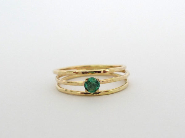 טבעת מיוחדת ליפופים חוטי זהב מרוקעת זהב 14 קרט עבודת יד משובצת אבן אמרלד ירוקה סוליטר