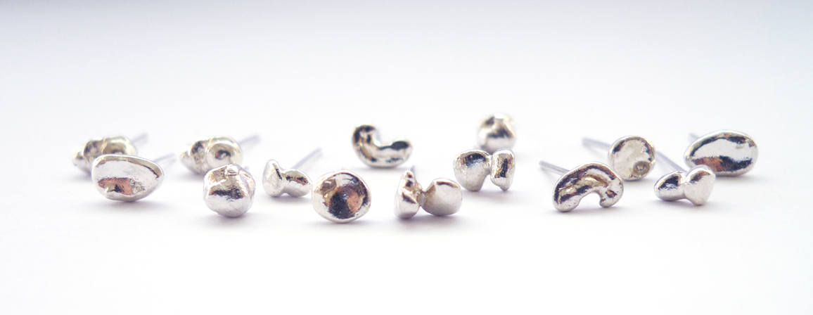 עגילי נטיפי כסף צמודים מרקורי טיפטופי כסף סטרלינגג 925 עגילים אמורפיים צמודים צורות תלת ממדיות עיצוב ישראלי