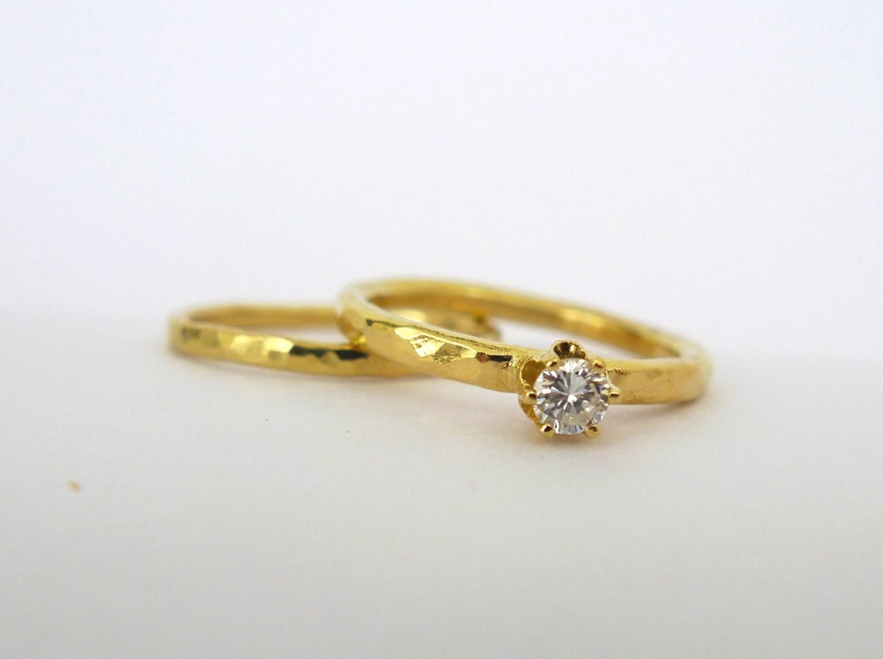 טבעת אירוסין ונישואין סט טבעות לכלה מזהב ממוחזר יהלום סוליטר 18 קראט זהב צהוב. טבעות לחתונה מרוקעות מיוחדות עבודת יד תכשיטים אונליין מיוצר בישראל