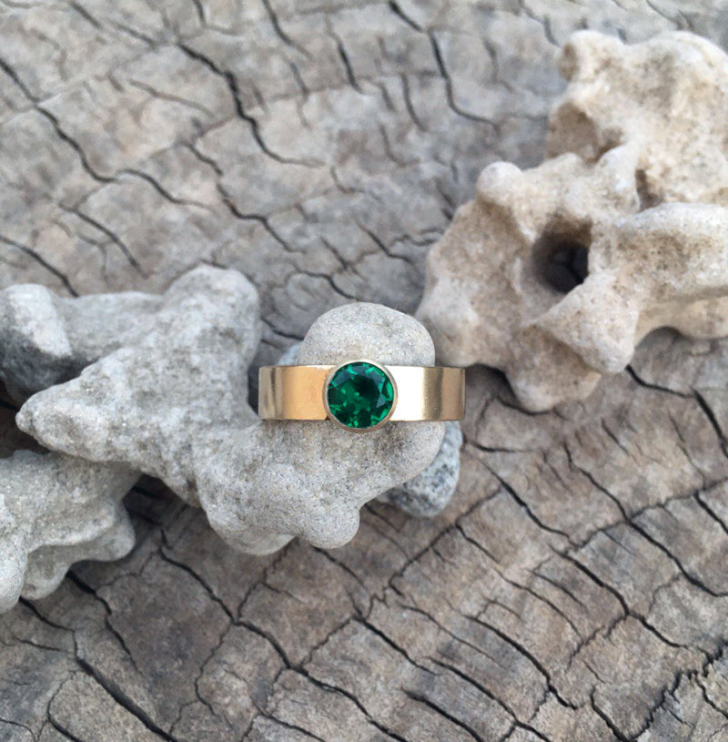 טבעת זהב 14 קרט ממוחזר עם אבן אמרלד ירוקה מעבדה טבעת אירוסין מיוחדת מודרנית יוניסקס בת קיימא עבודת יד מתחתנים תכשיטים אונליין טבעות נישואין