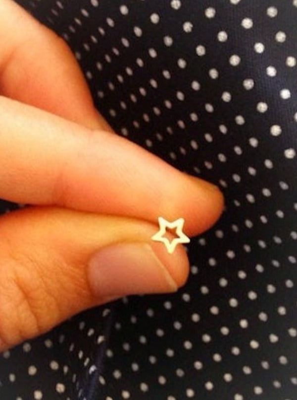 עגילי כוכב זהב צמוד פתוח קונטור כוכב אנימציה איור כוכב פשוט קטן 14 קרט זהב אמיתי מתנה לבת מצוה ליולדת