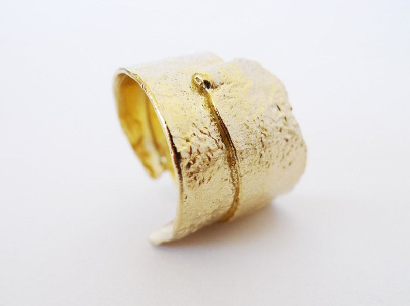 טבעת זהב מסיבית 14 קרט גדולה רחבה מיוחדת עם טקסטורה 