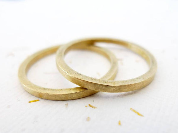 טבעת זהב 14 קרט או 18 קרט שטוחה מרובעת דקה פשוטה עם אפשרות לשיבוץ יהלומים ספיר רובי ואבני חן אחרות. טבעת קלאסית חתונה אירוסין