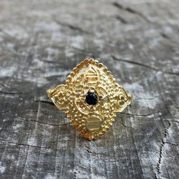 טבעת זהב 14 או 18 קרט בסגנון אוריינטלי דרך המשי הודו עיטורים אתני בצורת מרקיזה בשיבוץ ספיר כחול טבעת אירוסין