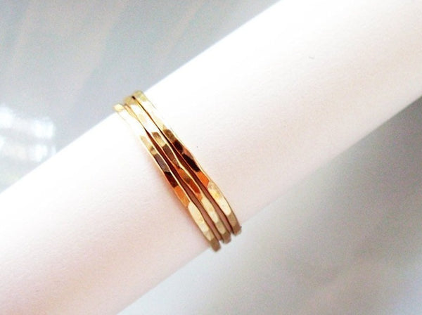 טבעת זהב דקה מרוקעת טבעת זהב 14 קראט עדינה זהב צהוב ממוחזר עבודת יד מנצנץ סט טבעות זהב דקות