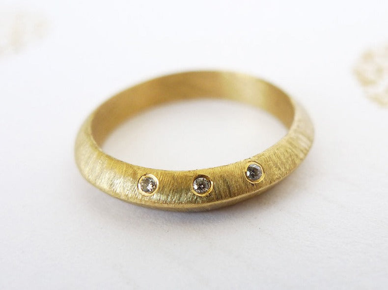טבעת אקליפס זהב 14 קרט משובצת שלושה יהלומים טבעיים נקיים טבעת קצה חד משולש זהב אמיתי טבעת אירוסים אלטרנטיבית שלושה ילדים מודרני גיאומטרי תלת ממדי