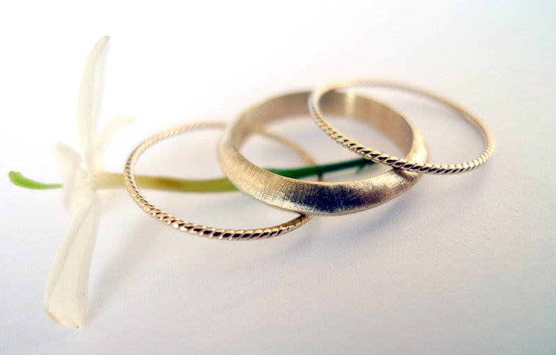טבעת חדה קצה משולש טבעת שפיץ זהב 14 קרט עם שתי טבעות צמה דקיקות סט טבעות זהב אמיתי עיצוב בסגנון עתיק מלכותי מיוצר בישראל