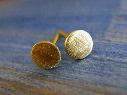 עגילי זהב צמודים קטנים עיגול שטוח דיסק אסימטרי עבודת יד סגנון עתיק 14 קרט