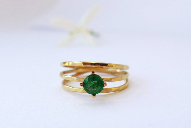 טבעת אמרלד מידה קטנה אבן ירוקה טבעת זהב 14 קרט ספליט מלופפת חוטים מרוקעים שלושה פסים עבודת יד זהב ממוחזר