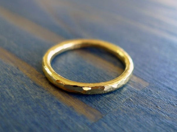 טבעת זהב אמיתי נישואים יוניסקס לגבר 18 קרט עבודת יד מרוקעת עובי נעים חצי עגול מתחתנים תכשיטים אונליין אורגני עיצוב ישראלי