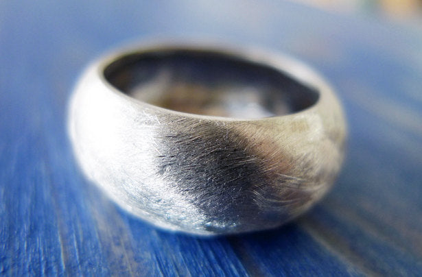 טבעת בומביי צאנקית רחבה גדולה מכסף בעיצוב חצי עגול דום 925 משויפת שריטות טקסטורה קלאסית לגבר לאשה