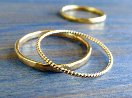 טבעת זהב דקה עדינה בצורת צמה או חבל חוט מלופף זהב אמיתי 14 קרט
