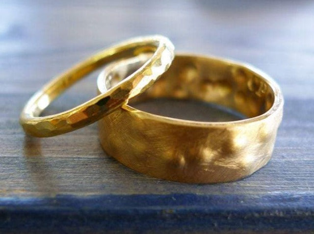 מתחתנים טבעות נישואים טבעת חתונה לגבר מרוקעות עבודת יד טקסטורה מיוחדת מעצבת תכשיטים אונליין 14 קרט זהב אמיתי סט טבעות לחתונה