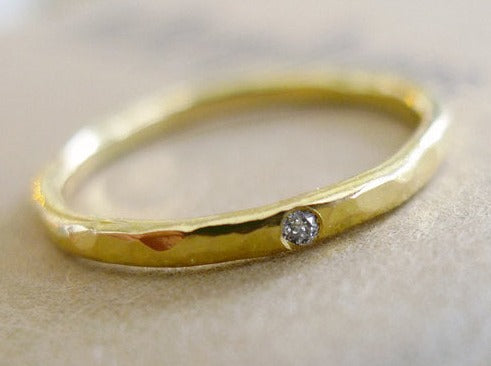 טבעת זהב מרוקעת עבודת יד מזהב ממוחזר טבעת נישואים אירוסין יהלום קטן 18 קראט